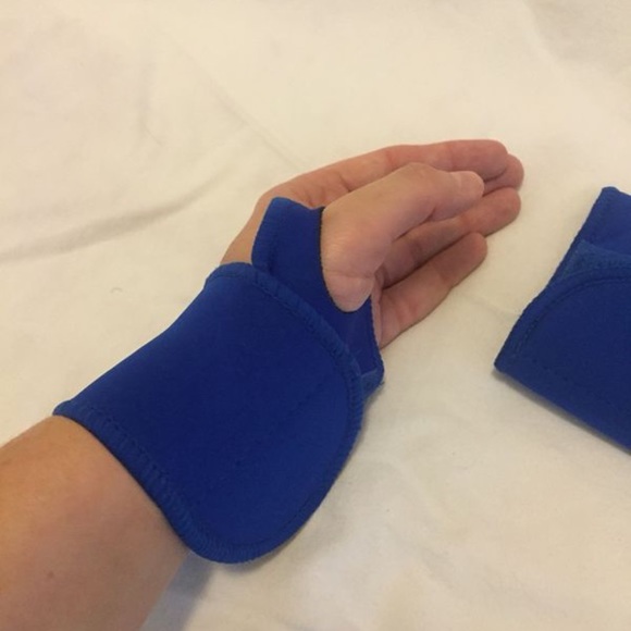SOLD!NEW- Set of Wrist Supports - Picture 2 of 4